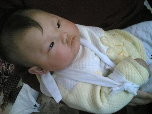 小孩吃瓜胳膊淌水,小孩吃瓜的欢乐时光