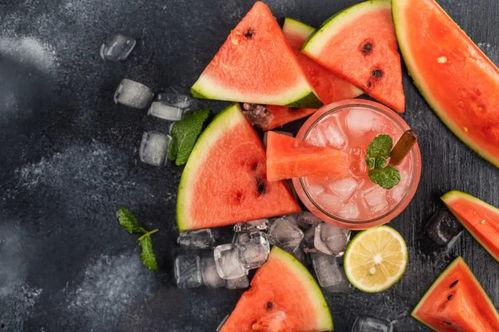 吃瓜吃串,吃瓜吃串，畅享清凉美食时光